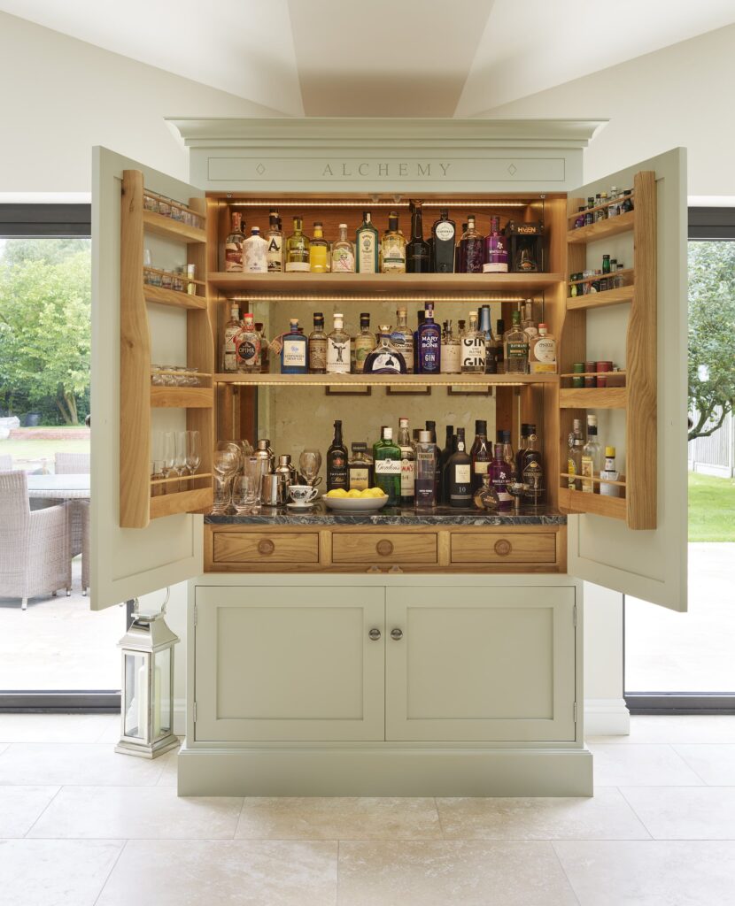 DC3877 013 Canterbury lodge Gin cabinet min 1